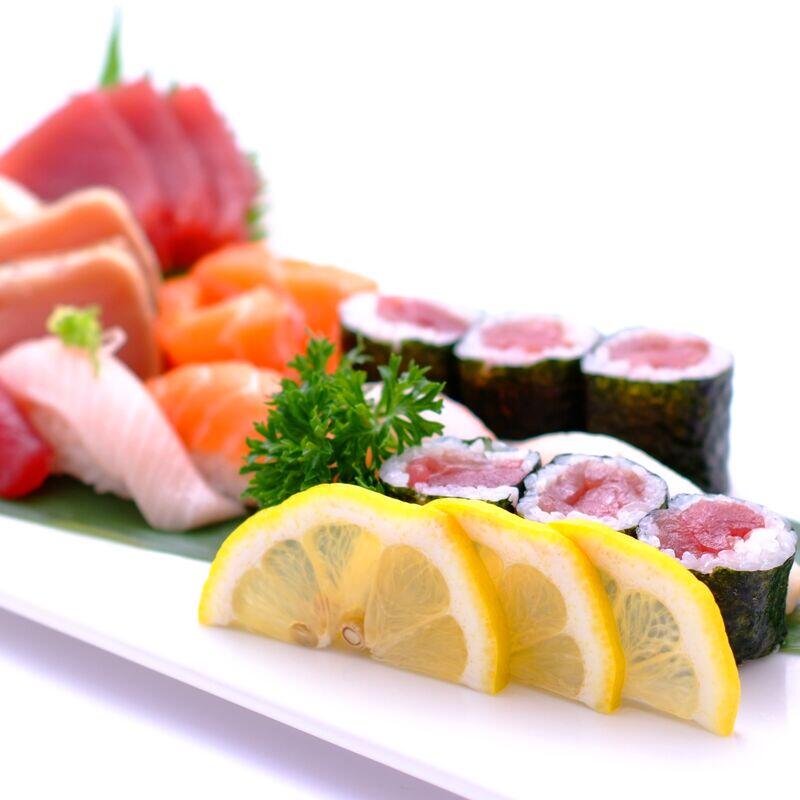 Sushi & Sashimi Comb - tuna roll 